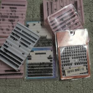 Hundreds Of Artificial Cluster Eyelashes Clusters